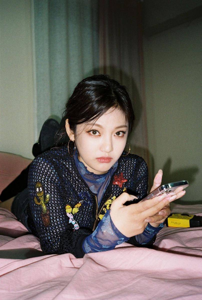 Ningning Aespa saat berpose santai. (Twitter.com/aespa_official)