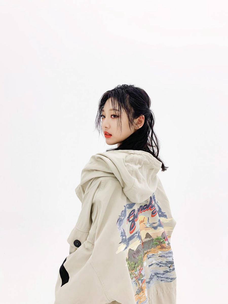 Ningning Aespa mengenakan oversized outfit dalam pemotretan. (twitter.com/aespa_official)