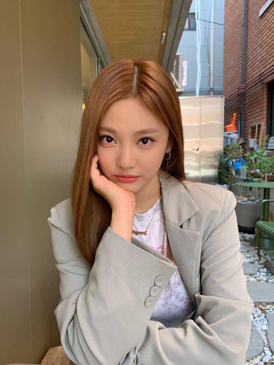 Ningning Aespa tampak menawan dalam balutan blazer. (twitter.com/aespa_official)