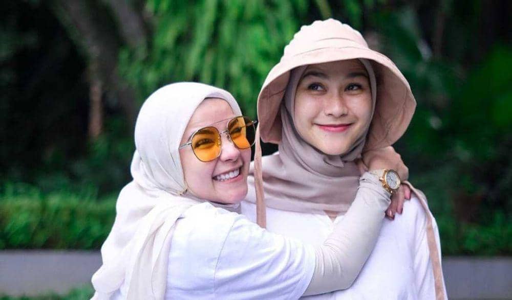 Potret Kebersamaan 9 Artis Wanita dan  Saudarinya, Bak Sahabat Sejati!