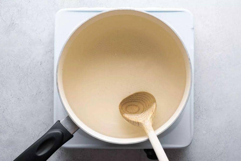 Ilustrasi memasak air dan mentega (thespruceeats.com)