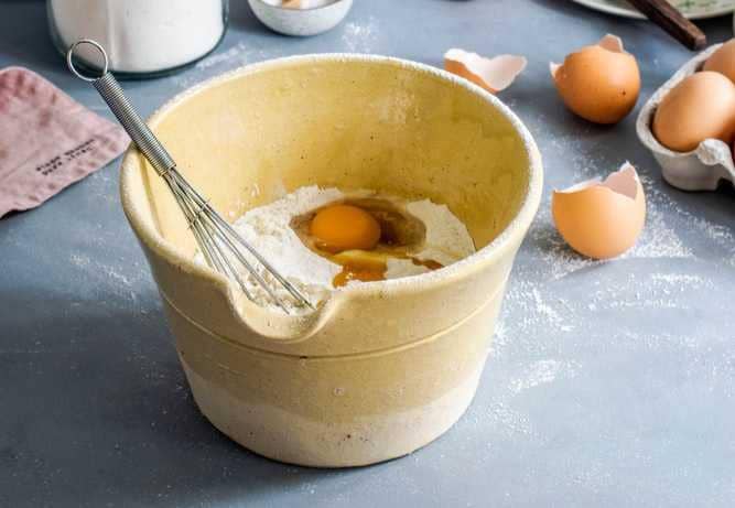 Ilustrasi mencapur adonan (unsplash.com/Moniqa)