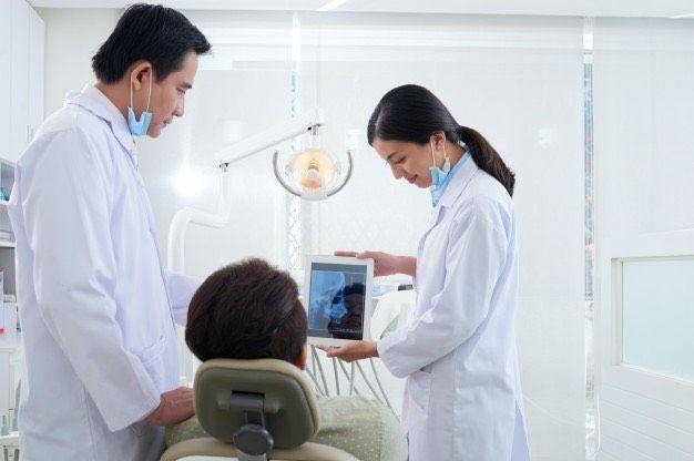 ilustrasi pemeriksaan dokter gigi (freepik.com/@pressfoto)