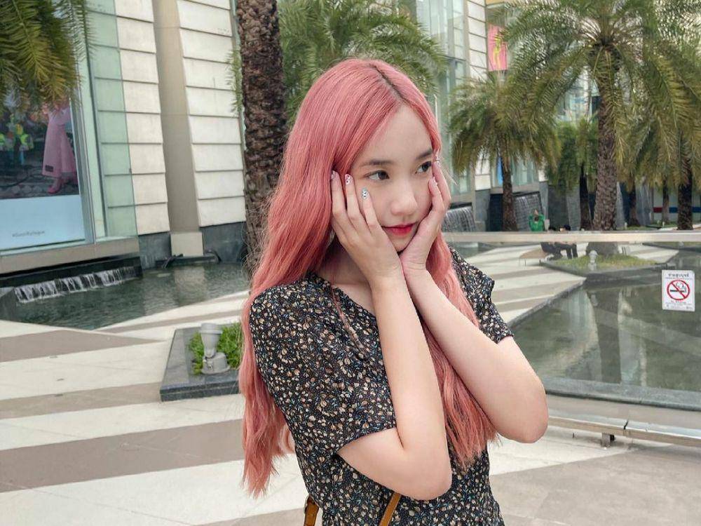 Puimek Napasorn dengan rambut pink (Instagram.com/puimekster)