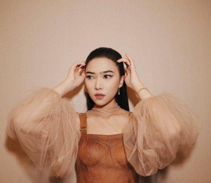 instagram.com/isyanasarasvati