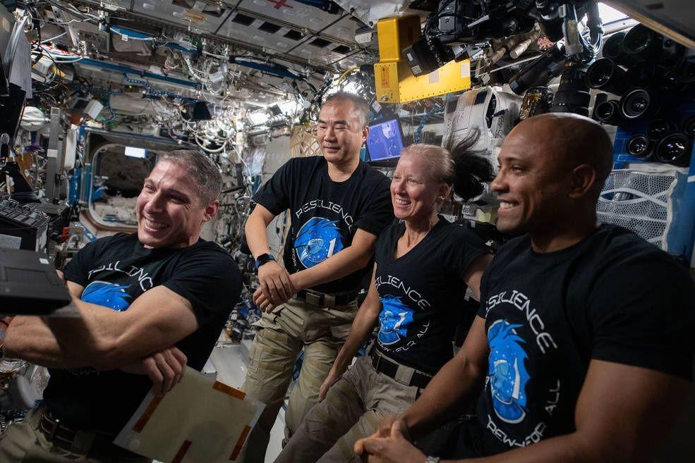 Astronaut SpaceX Mendarat di Bumi setelah Misi 6 Bulan di Luar Angkasa