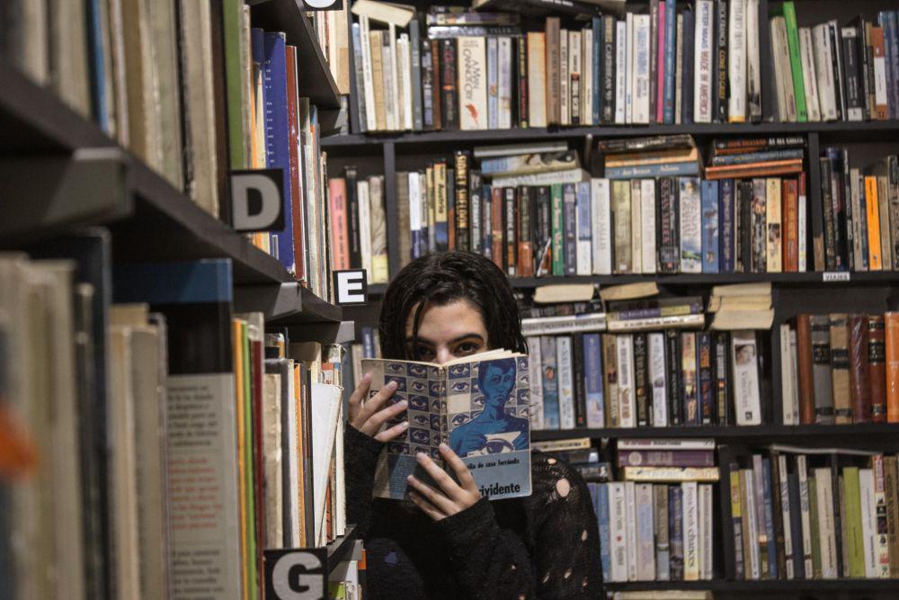 5 Kelebihan Membeli Buku Bekas, Stop Beli Buku Bajakan!