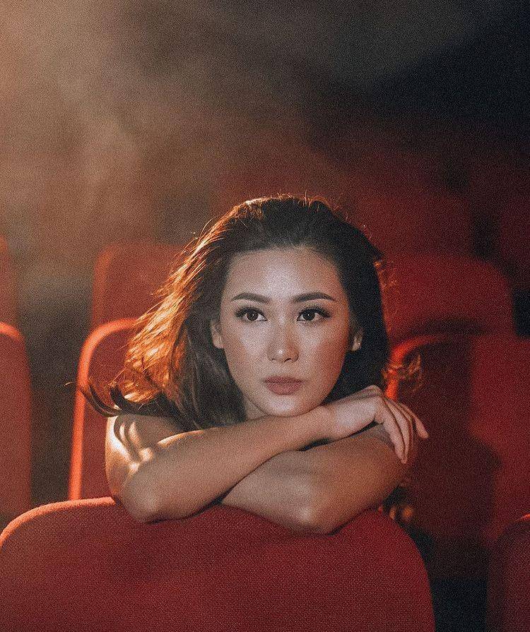 Karen Vendela (instagram.com/karbearv)