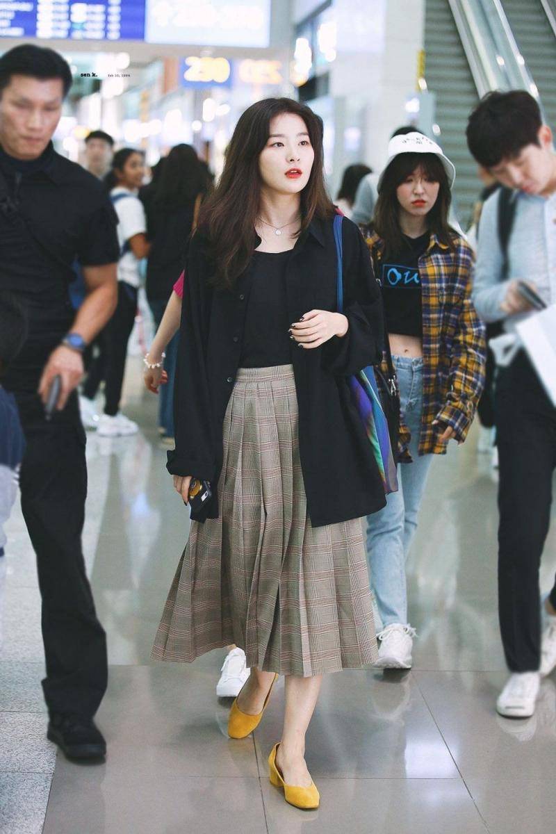 Seulgi Red Velvet di bandara. (theqoo.net)