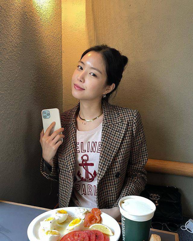 Naeun Apink (instagram.com/marcellasne_)