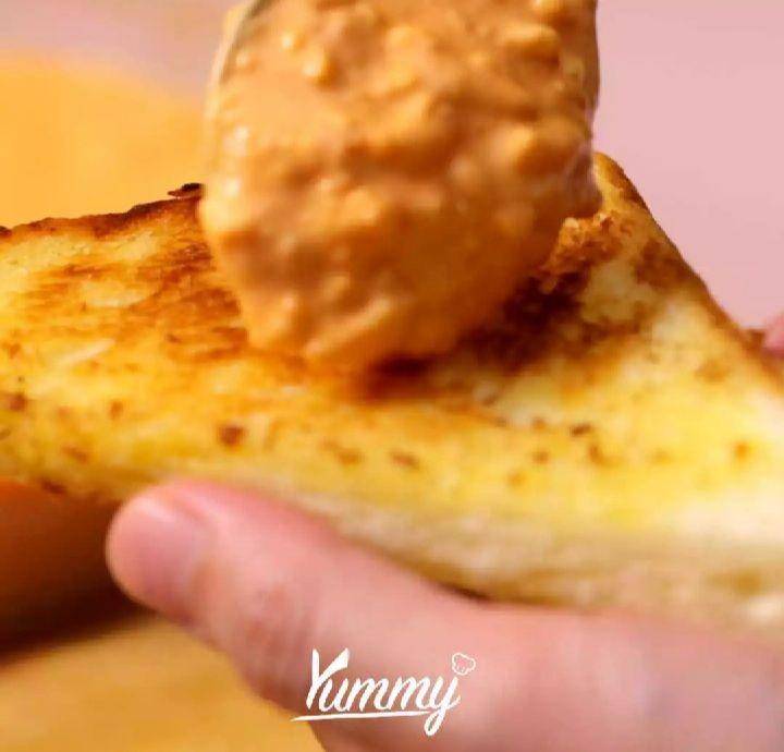 Ilustrasi roti bakar mentai (yummy.co.id)