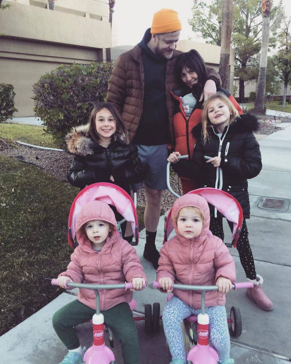 Dan Reynolds Imagine Dragons bersama keluarga tercinta (instagram.com/ajavolkman)