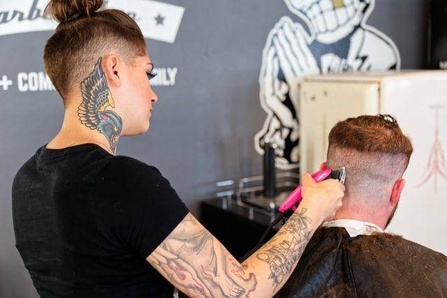 Trimming rambut (unsplash.com/Andrew Coop)