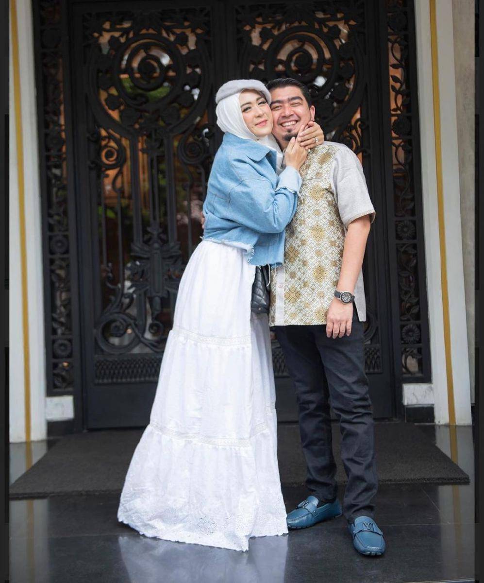 Ustad Solmed dan April Jasmine (instagram.com/apriljasmine85)