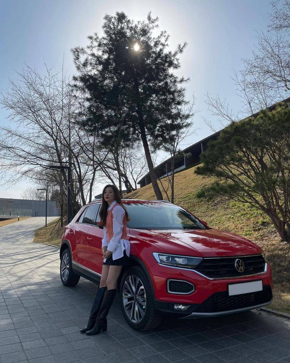 Seulgi Red Velvet berpose di samping mobil. (instagram.com/hi_sseulgi)