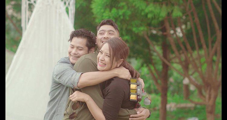 Jadi Kakak-Adik, 10 Bromance Arya Saloka dan Fiki Alman Manis Banget!