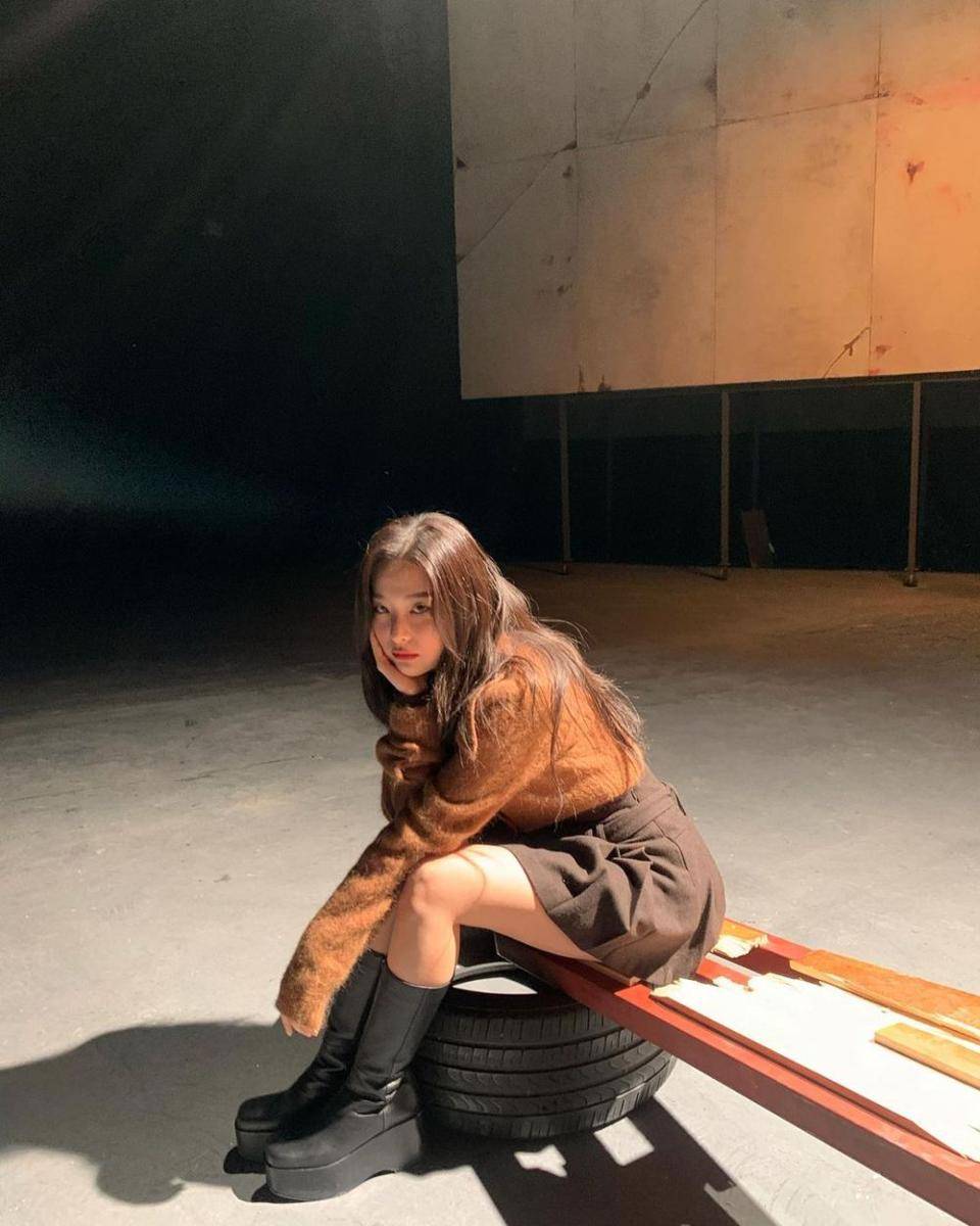 Seulgi Red Velvet dengan outfit yang didominasi warna coklat. (instagram.com/hi_sseulgi)