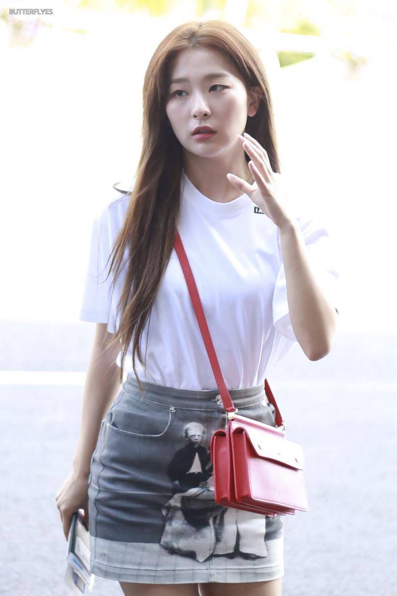 Seulgi Red Velvet di bandara. (twitter.com/butterflyes0510)