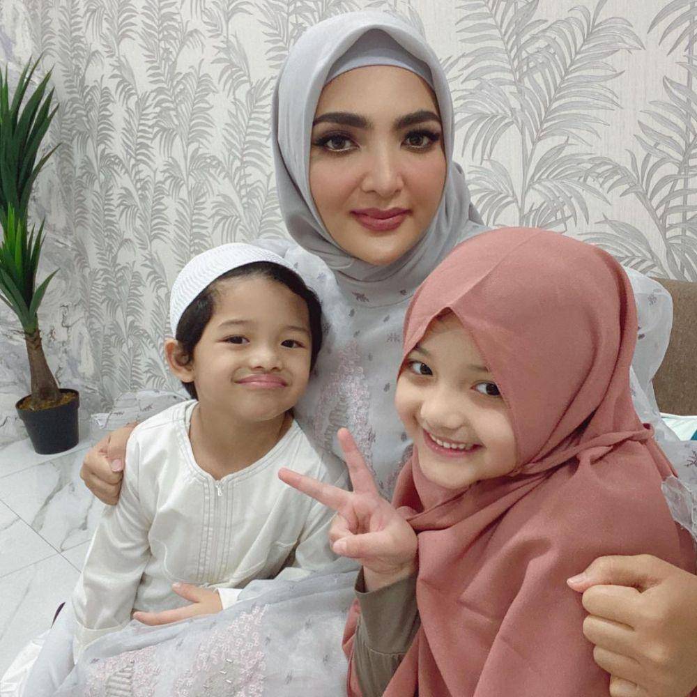 Momen manis Ashanty bersama kedua anaknya, Arsy dan Arsya (instagram.com/ashanty_ash)