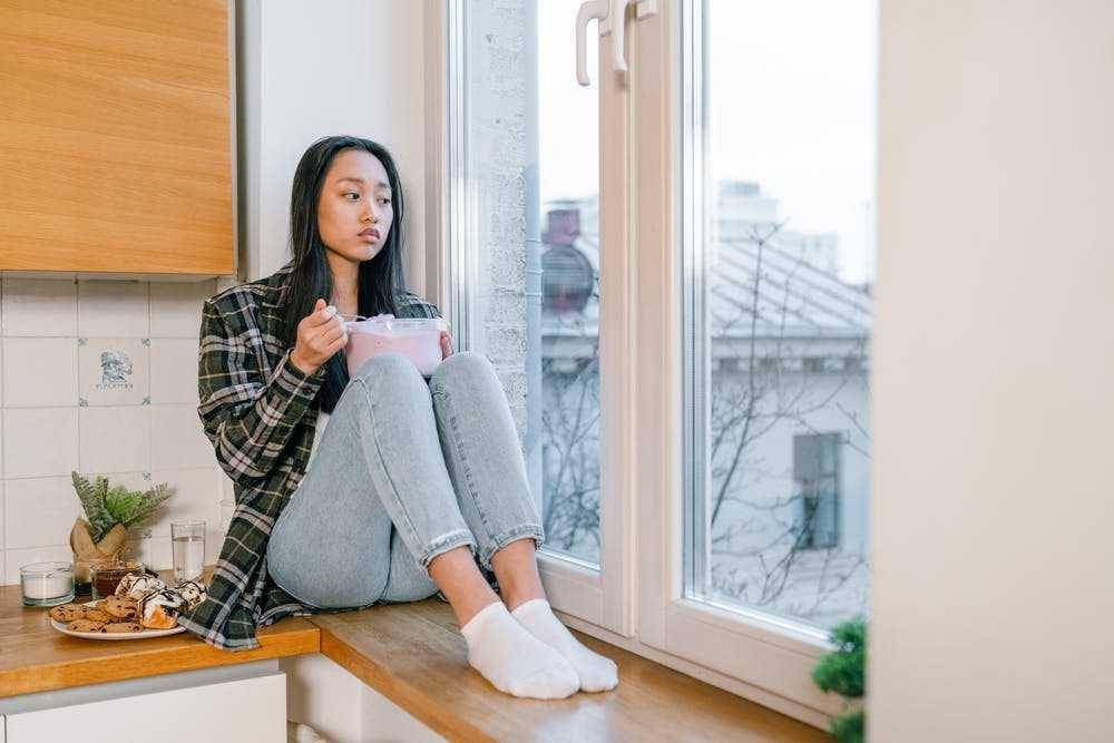 Wanita sedang merenung (pexels.com/Alena Darmel)