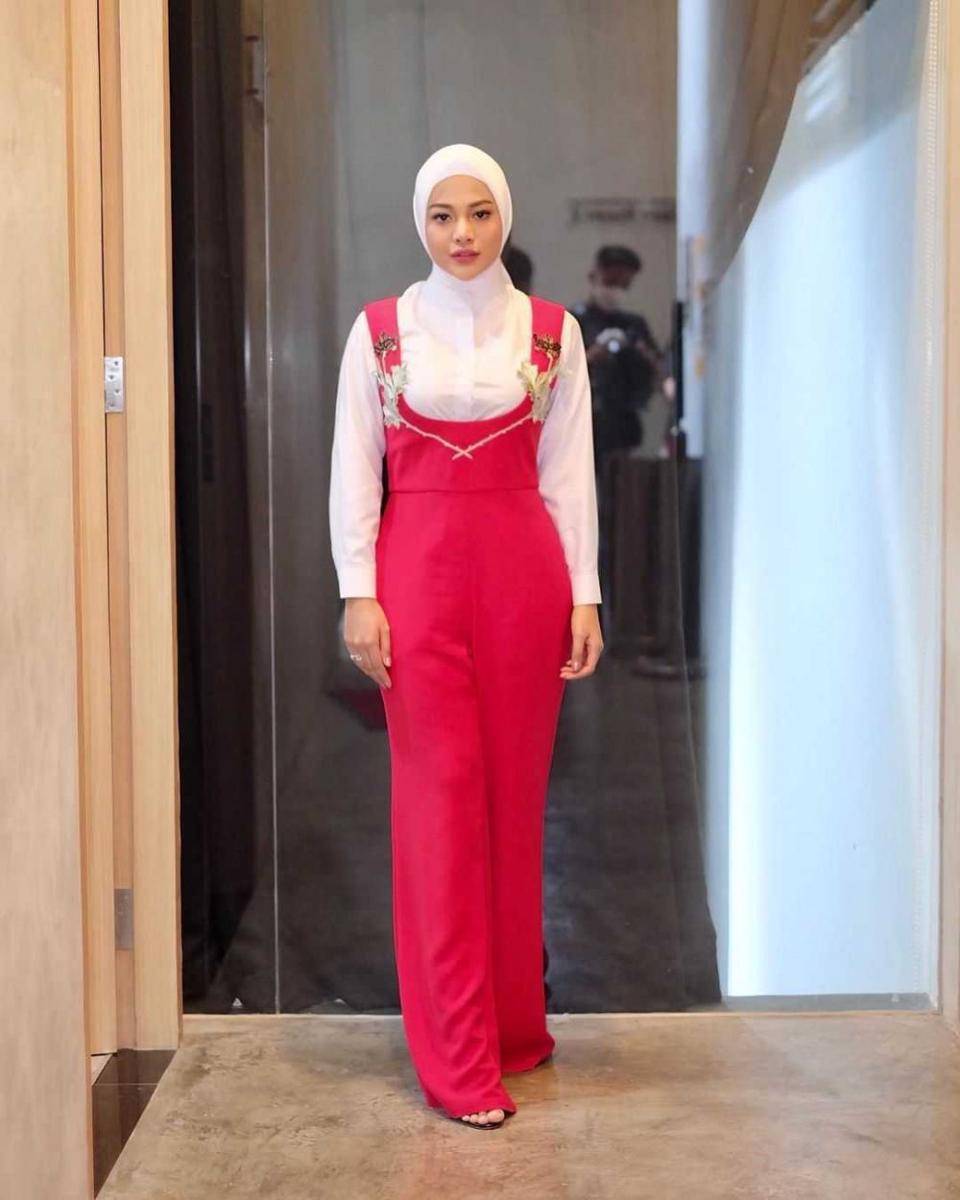 Potret Aurel dengan hijab (instagram.com/aurelie.hermansyah)