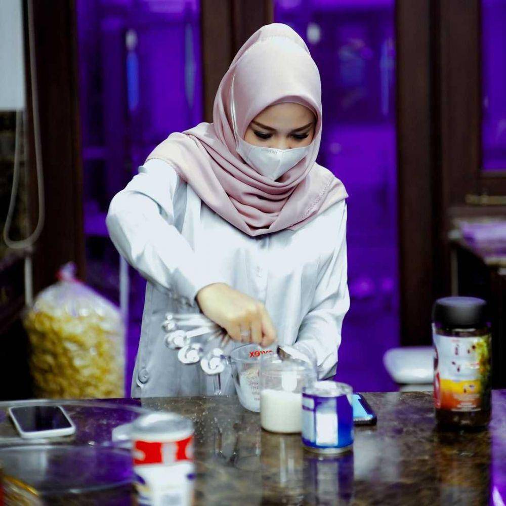 Aurel memasak di dapur (instagram.com/aurelie.hermansyah)