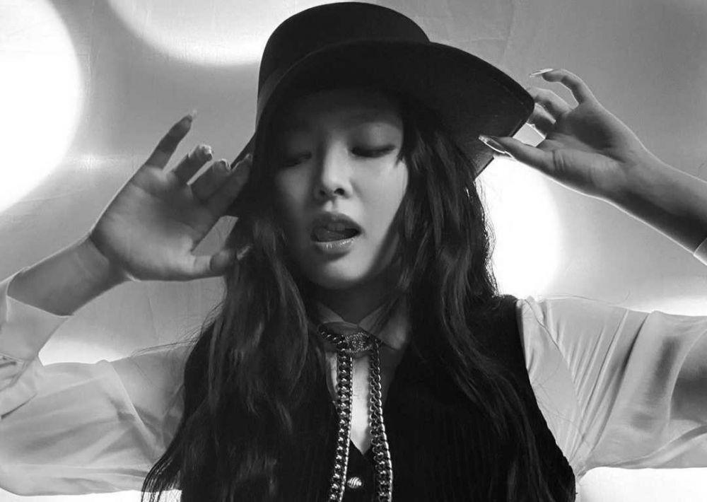 10 Potret Eksis Jennie BLACKPINK dengan Gaya Candid, Memesona!
