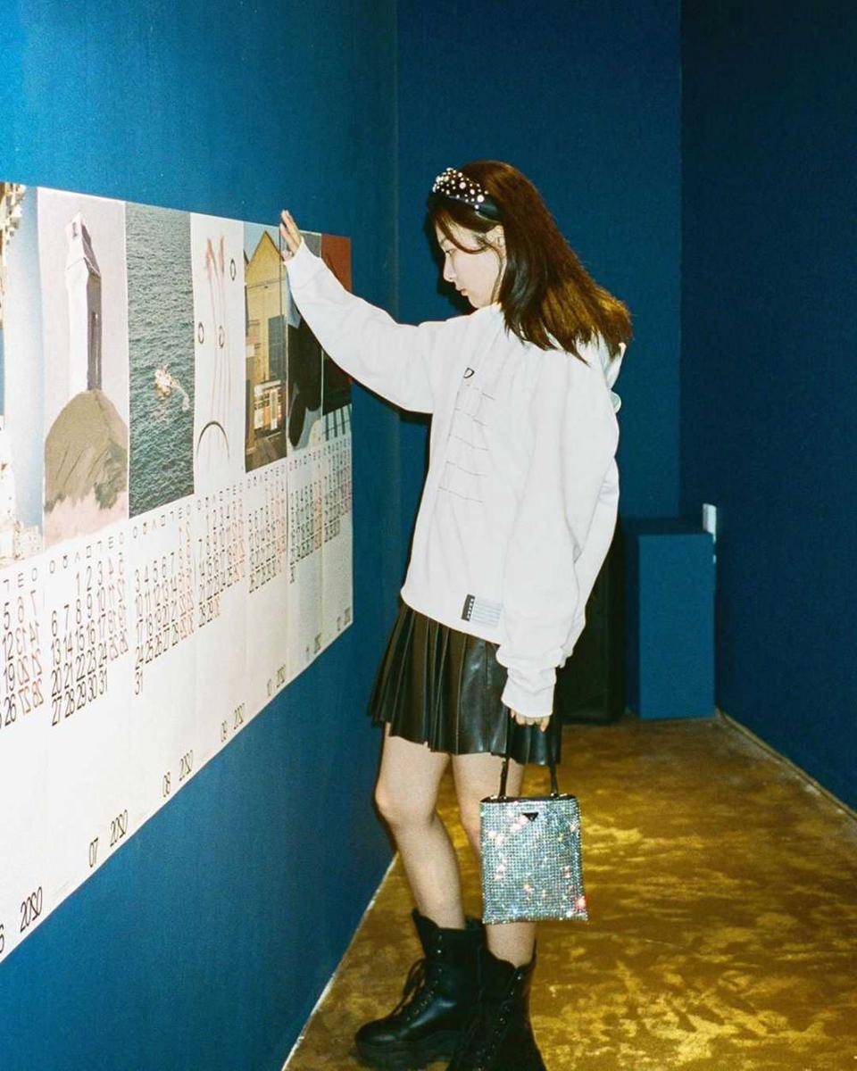 Seulgi Red Velvet di sebuah galeri seni. (instagram.com/hi_sseulgi)