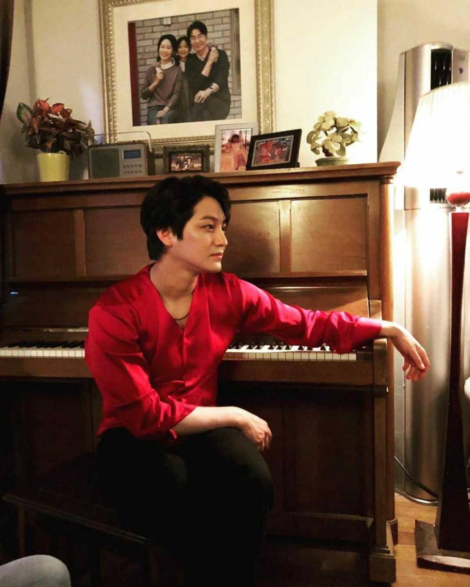 Kim Bum (instagram.com/k.kbeom)