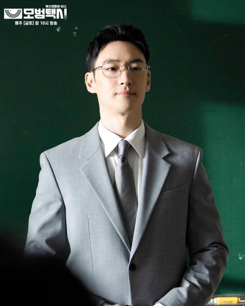 Lee Je Hoon di Taxi Driver (nstagram.com/sbsdrama_official)