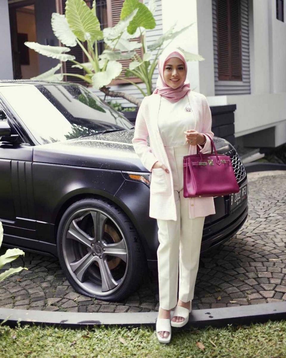 Potret Aurel pakai hijab (instagram.com/aurelie.hermansyah)