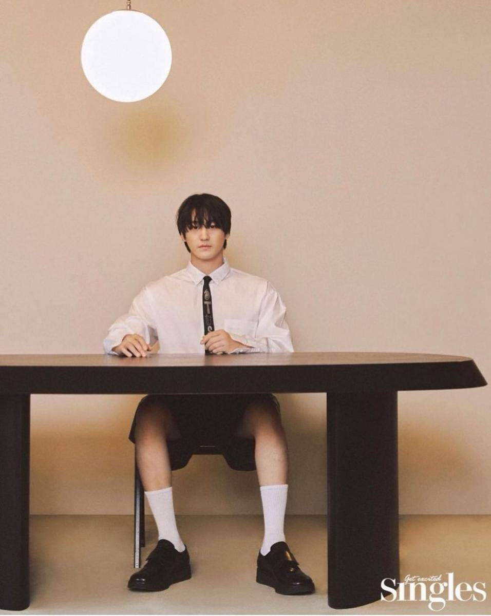Pemotretan Kim Bum dengan majalah Singles (instagram.com/k.kbeom)