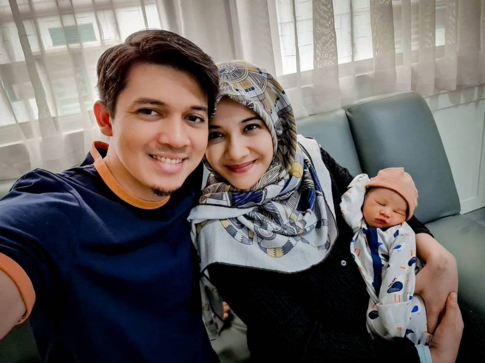 Irwansyah bersama Zaskia Sungkar dan baby Ukkasya (instagram.com/irwansyah_15)