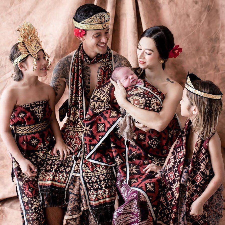 keluarga Irfan Bachdim dan Jennifer Kurniawan (@lovemebaliphotography via instagram.com/jenniferbachdim)