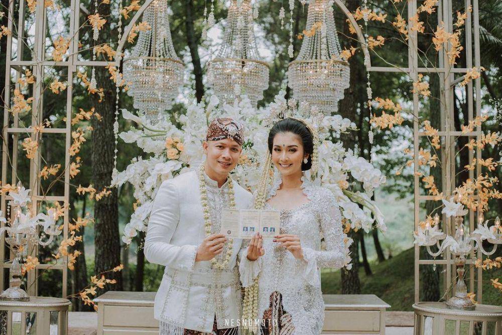 potret pernikahan Kevin Liliana dan Oskar Mahendra (@nesnumoto via instagram.com/kevinlln)