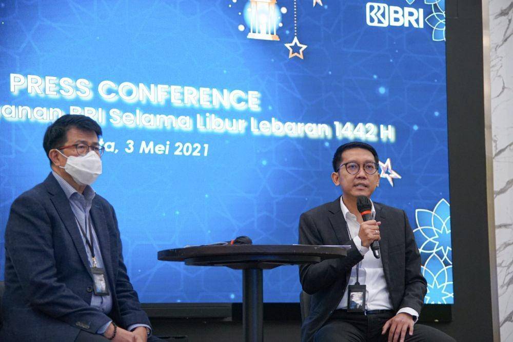 SVP Operation BRI Muhammad Syafri Rozi bersama Direktur Jaringan dan Layanan BRI Argo M Nugroho menghadiri konferensi pers Kesiapan Layanan BRI Selama Libur Lebaran 1442 H secara virtual, Senin (3/5/2021). (Dok. BRI)