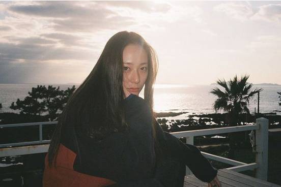 Krystal berfoto saat sunset. (instagram.com/vousmevoyez)