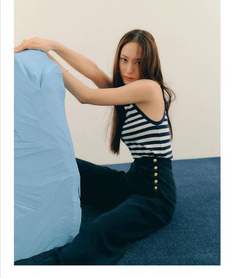 Krystal berfoto dengan gaya manja yang natural. (instagram.com/vousmevoyez)