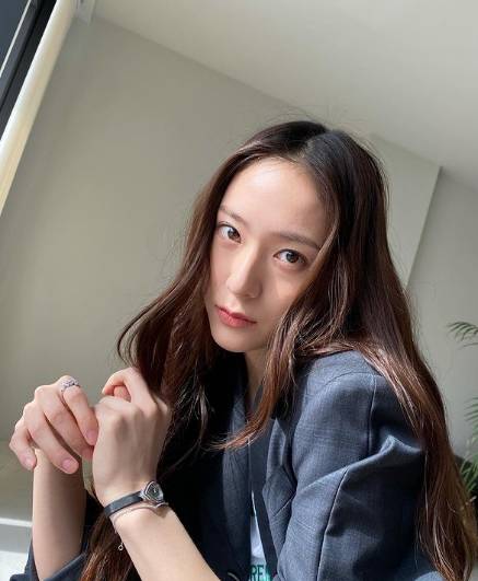 Krystal sedang berpose santai. (instagram.com/vousmevoyez)