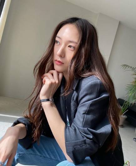 Krystal dengan gaya topang dagunya. (instagram.com/vousmevoyez)