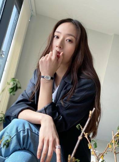 Krystal tampil memesona dengan gaya apa pun. (instagram.com/vousmevoyez)