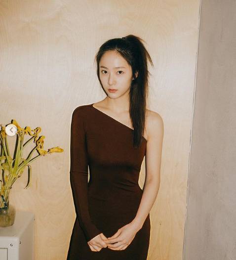Krystal tampil dengan one shoulder dress. (instagram.com/vousmevoyez)