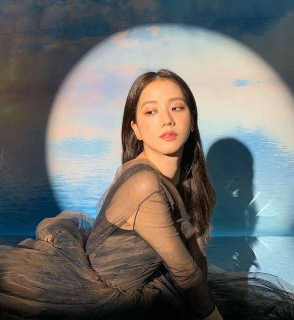 9 Momen Stand Out Jisoo BLACKPINK dengan Outfit Hitam, Chic Banget!