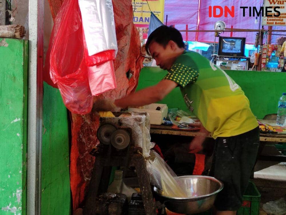 Pedagang nanas di pasar Ciledug, Tangerang. (IDN Times/Shemi)