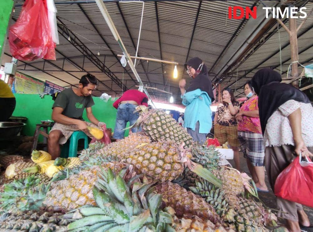 Pedagang nanas di pasar Ciledug, Tangerang. (IDN Times/Shemi)