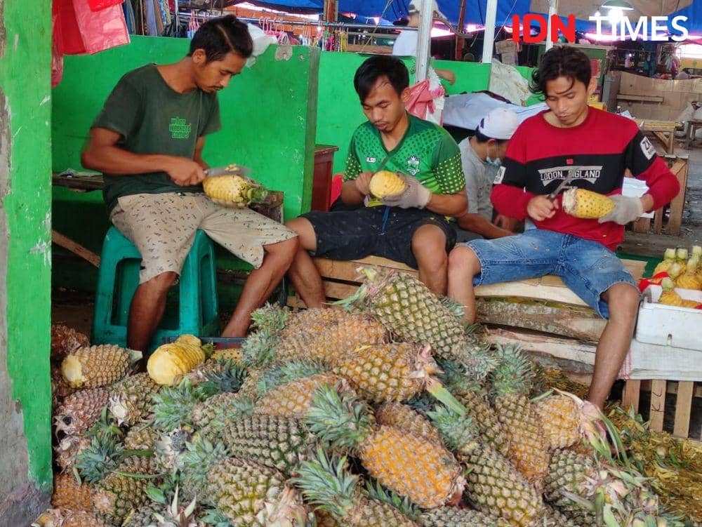 Pedagang nanas di pasar Ciledug, Tangerang. (IDN Times/Shemi)