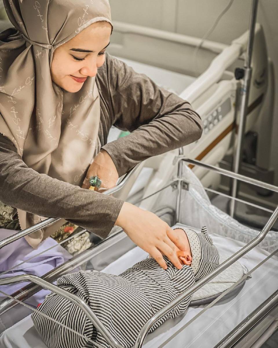 Zaskia Sungkar bersama Ukkasya (instagram.com/zaskiasungkar15)