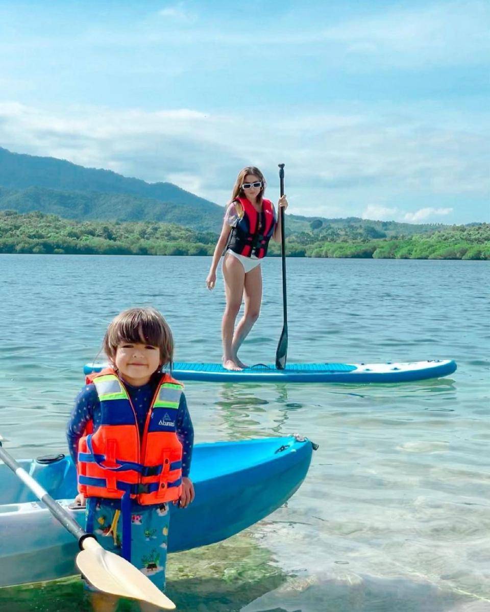 Jessica Iskandar menikmati pantai. (instagram.com/inijedar)