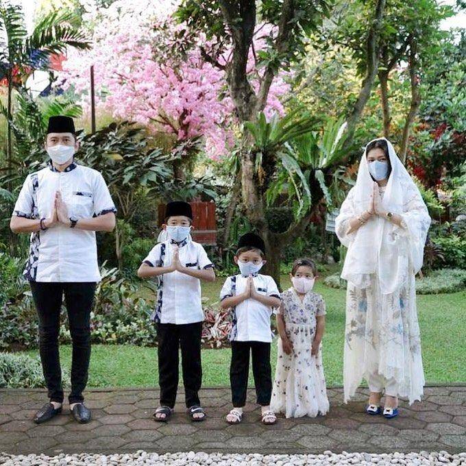Keluarga Edhie Baskoro Yudhoyono dan Aliya Rajasa. (Instagram.com/ruby_26)
