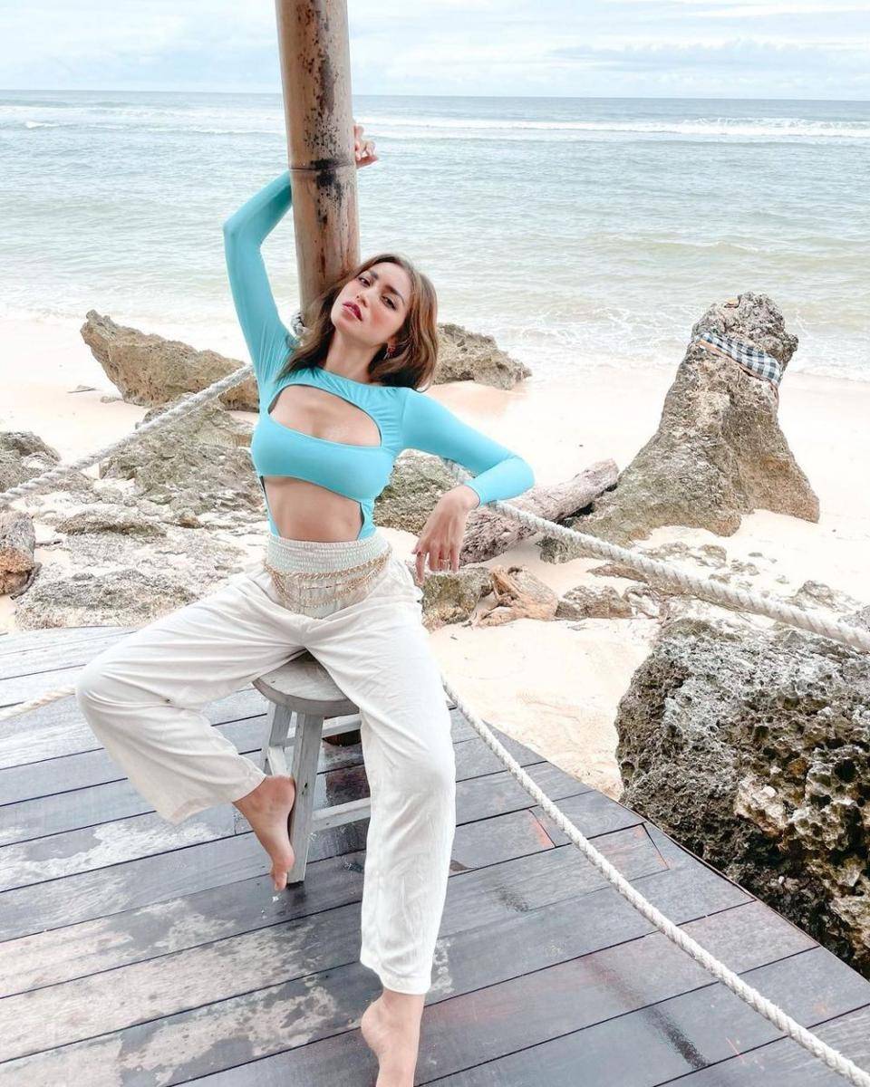 Jessica Iskandar menikmati pantai. (instagram.com/inijedar)
